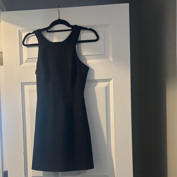 Elegant Black Sleeveless Dress - Picture 1 of 2
